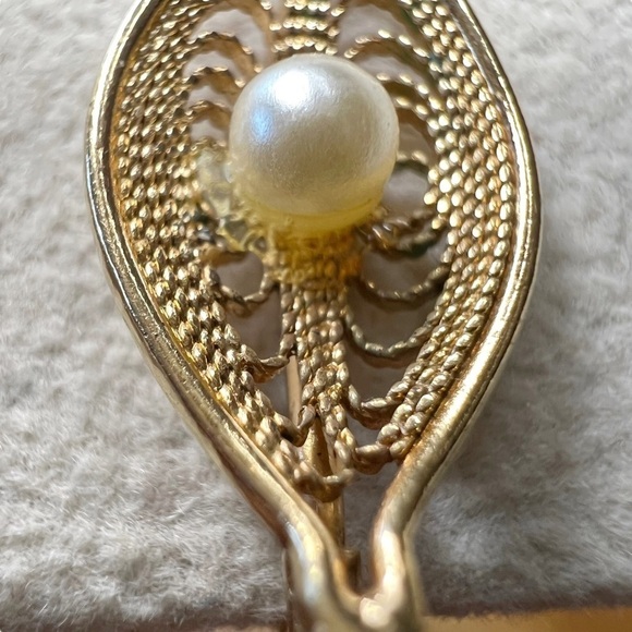 Vintage Sarah Coventry Serene Gold Tone Faux Pearl Leaf Clip on Earrings - Picture 7 of 12